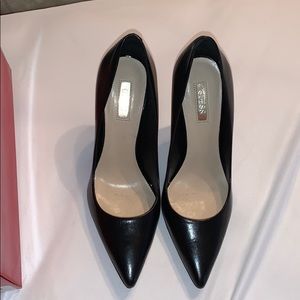 Black heels with gold tip